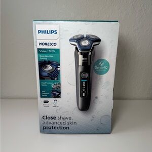 Philips Norelco Shaver 7200 - Black and Silver